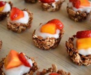 Fruit Topped Granola Yogurt Cups