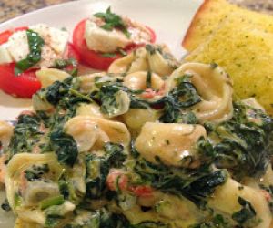 Creamy Spinach & Tomato Tortellini