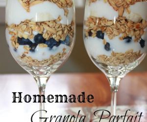 Vanilla Bean Yogurt Parfait with Homemade Granola