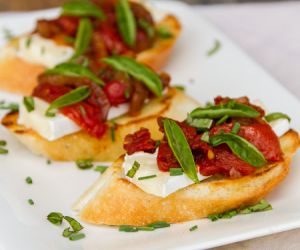 Brie & Balsamic Roasted Tomato Crostini