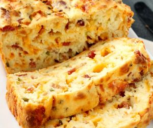 Bacon Jalapeño Popper Cheesy Bread