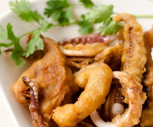 Beer Battered Calamari with Yogurt Sauce