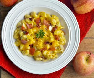 One Pot Macaroni & Cheese with Apples & Bacon