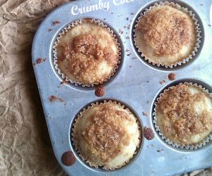 Easy Coconut Muffins with Crumbs