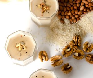 Breakfast Smoothie with Walnut Peanut & Rice