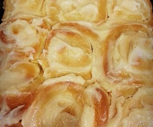 Lemon Meringue Pudding Sweet Rolls