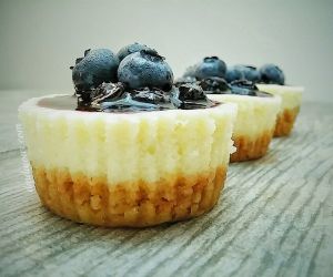 Mini Blueberry Cheesecake Cupcakes