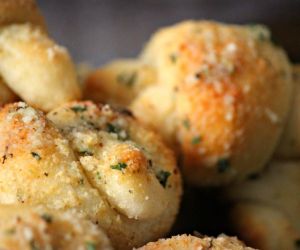 Easy Buttery Garlic Knots