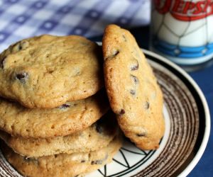 Mama's Best-Ever {Family Style} Chocolate Chip Cookies