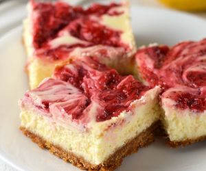 Strawberry lemonade cheesecake bars