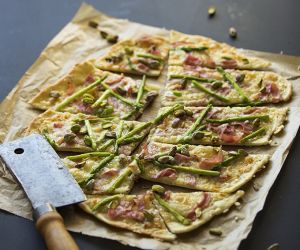 Asparagus tarte flambee