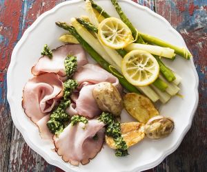 Asparagus with ramson pesto