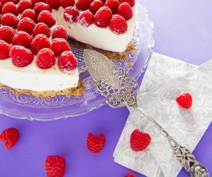 Raspberry yoghurt cake