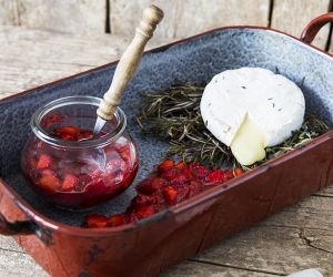 Herb Camembert with strawberry chill chutney