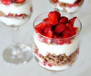 Strawberry, cottage cheese and whole wheat cereal parfait