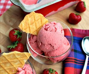 Easy Creamy Strawberry Ice Cream