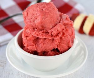 Healthy Strawberry Cheesecake Frozen Yogurt