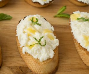 Ricotta crostini with mango purée and mint