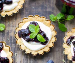 TARTLETS WITH MASCARPONE WHIPPED CREAM AND BLUEBERRY SAUCE