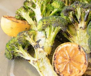 Grilled broccoli and lemon