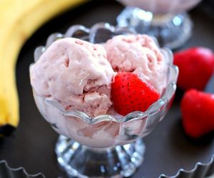 Strawberry Banana Frozen Yogurt