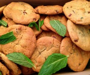 Fresh Mint Chcolate Chip Cookies