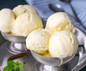 BEST HOMEMADE VANILLA BEAN ICE CREAM