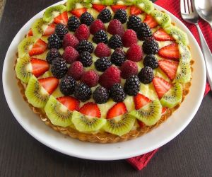 Berry custard tart