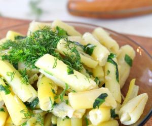 Yellow beans with garlic, dill and parsley