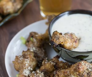 Crispy Oven Baked Garlic-Parmesan Chicken Wings