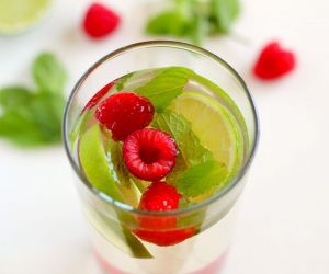 Raspberry Moscato Mojito