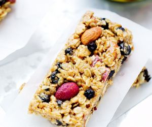 CHEWY BLUEBERRY ALMOND GRANOLA BARS