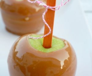 Easy Caramel Apples {Using only 3 ingredients!}