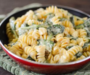 Cheesy Chicken and Spinach Pasta