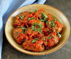 Soutzoukakia {Greek Meatballs in a Tomato Sauce}