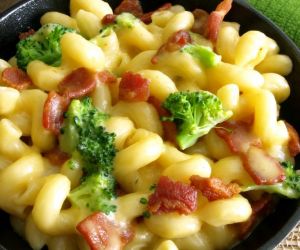 BACON AND BROCCOLI MAC AND CHEESE