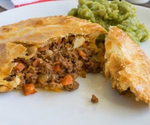 Minced beef and onion pies