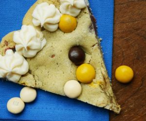 M&M PECAN PIE PIZZA