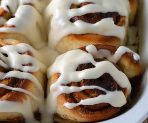 Cinnamon buns with cream cheese frosting