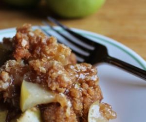 Old-Fashioned Rustic Oats and Apple Crisp