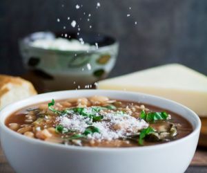 SLOW COOKER KALE AND WHITE BEAN SOUP