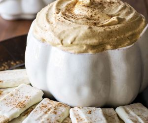 Pumpkin Cheesecake Dip with White Chocolate Graham Crackers