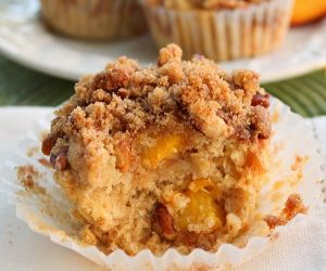 Moist and Delicious Peach Muffins with Crumb Topping