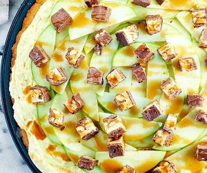 Snickers Caramel Apple Dessert Pizza