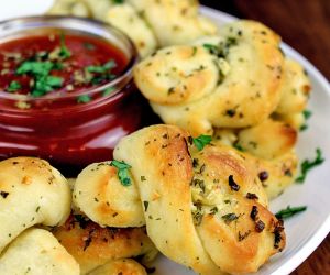 Pizzeria Garlic Knots & Sauce