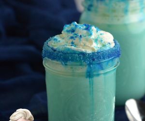 FROZEN THEMED WHITE HOT CHOCOLATE