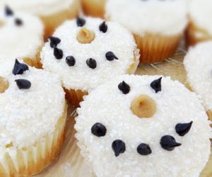 Easy Sparkly Snowman Cupcakes (Fun for Frozen or Olaf Party Too)