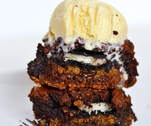 ULTIMATE CHOCOLATE CHIP OREO BROWNIES