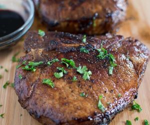 Perfectly Cooked Pork Chops with Balsamic Brown Sugar Glaze