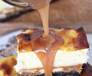 Rice pudding bars with Oreo and pumpkin crust